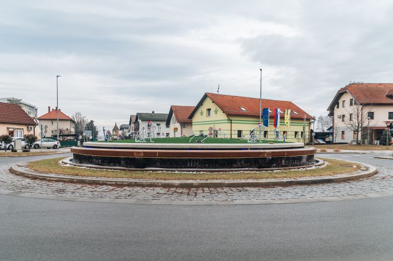 simbolična, občina-tišina, krožišče, cerkev