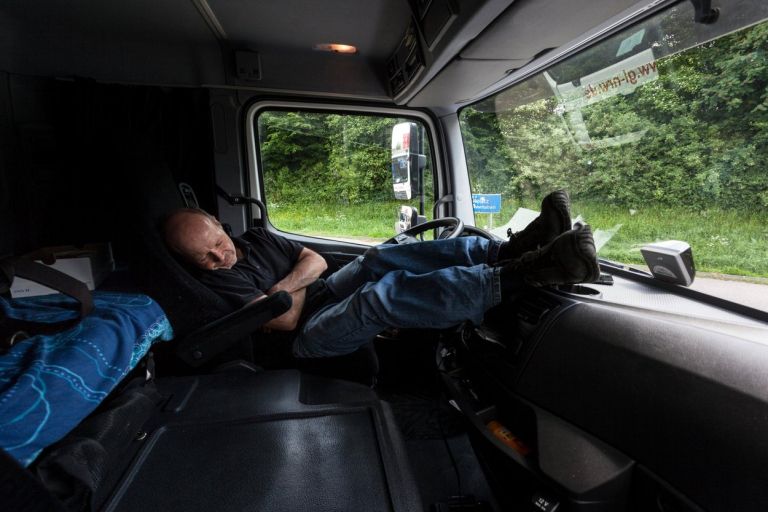 šofer, tovornjak, spanje.jpg