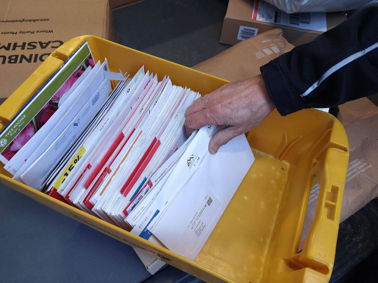 pošta  pismo poštarka