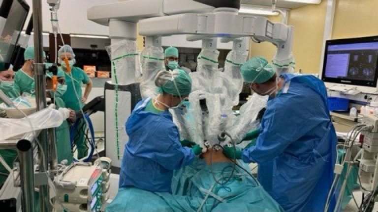 ukc-ljubljana, operacija, asistirana-ginekološka-operacija