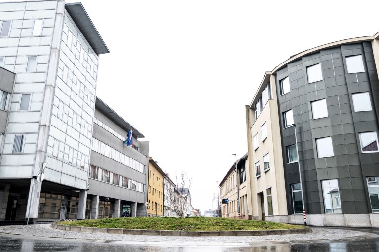 gregorčičeva-ulica,-ms, cerkev-svetega-nikolaja, promet, krožišče