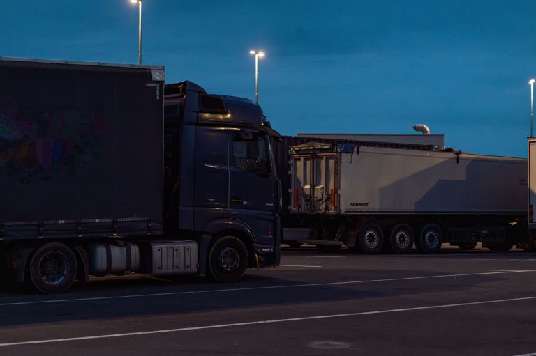 simbolična, postajališče-za-tovorna-vozila, tovornjake, tovornjak, parkirišče, prevozništvo