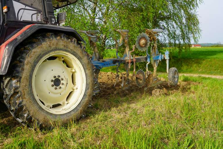 kmetijstvo, poljedeljstvo, njive, traktor, gnojenje