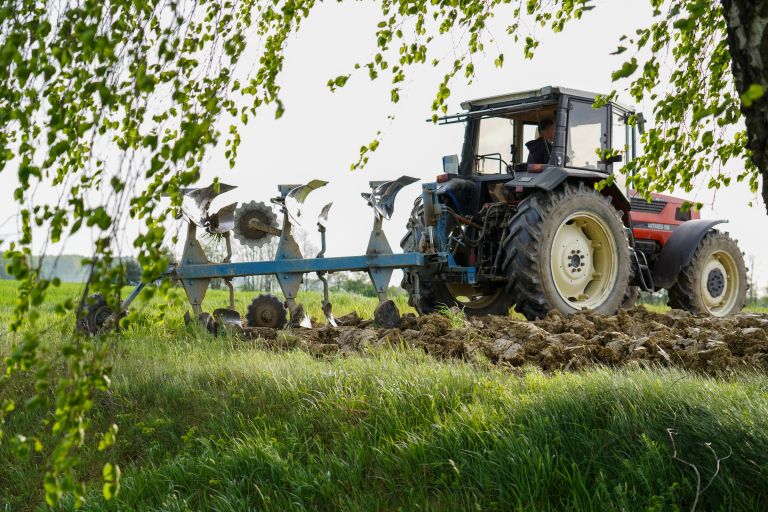 kmetijstvo, poljedeljstvo, njive, traktor, gnojenje