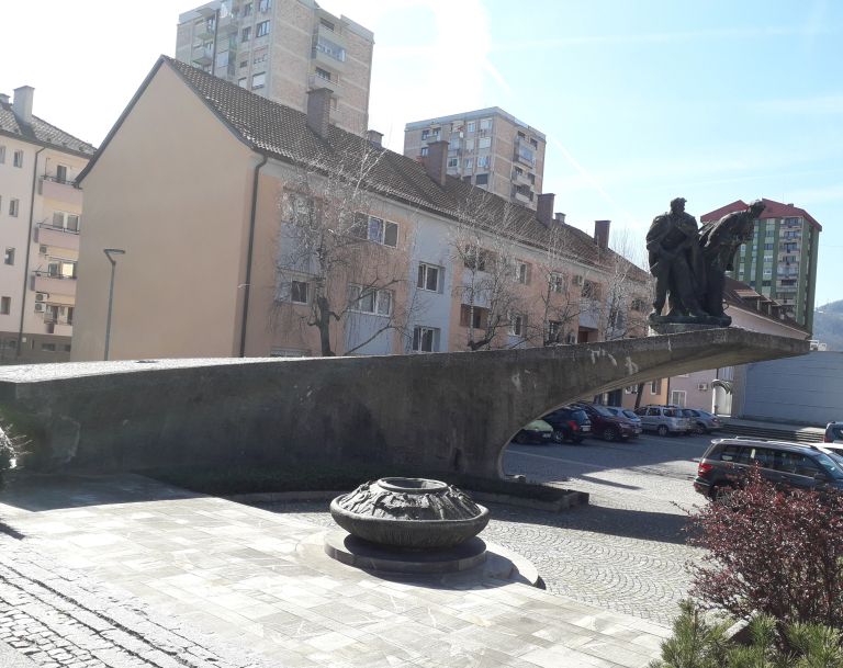 Trbovlje, Trg revolucije spomenik.jpg