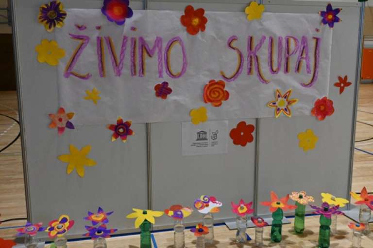 oš-kapela, živimo-skupaj