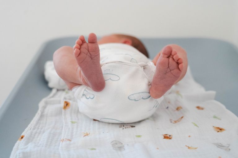 novorjenček, dojenje, dojenček, previjanje, rojstvo-otroka