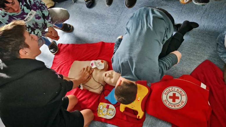 rdeci-kriz-defibrilator-ozivljanje