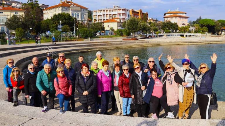 NČ–Velenjčanke-po-vrtnice-in-nageljče-za-svoj-praznik-v-Opatijo—Foto-Jože-Miklavc–IMG_9465