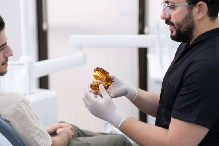 ravnanje-zob-nevidni-invisalign.jpg