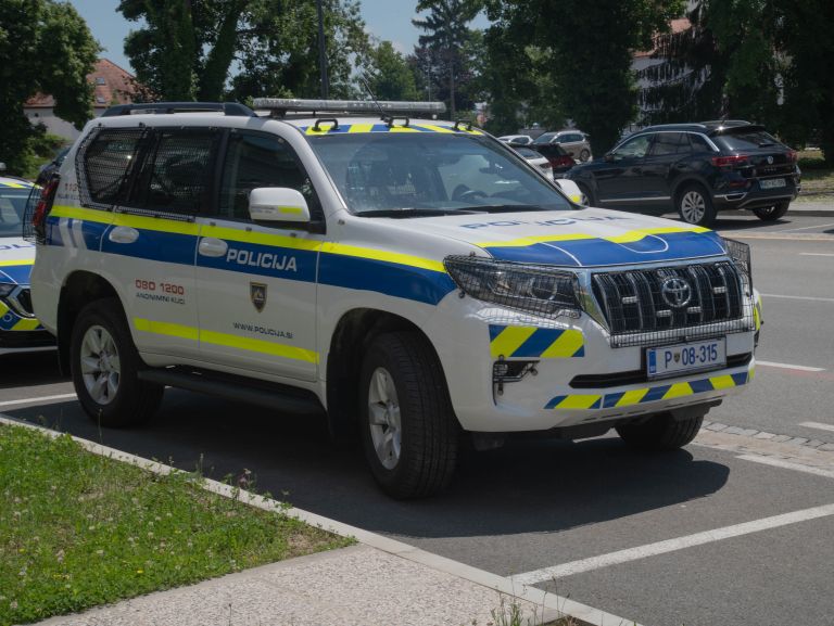 policija, policijski-avto, policijsko-vozilo, policijski-avtomobil