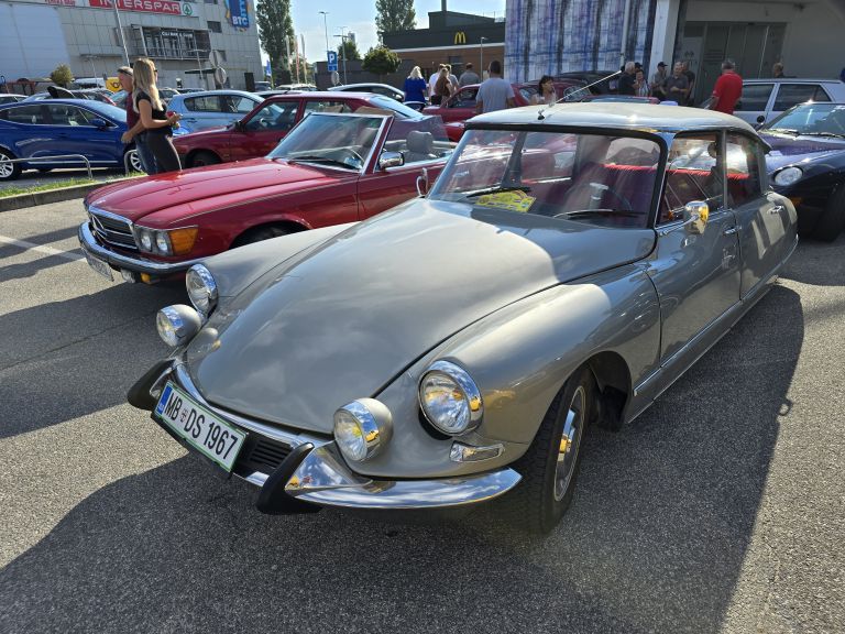 starodobniki, potujoči-muzej, oldtimer