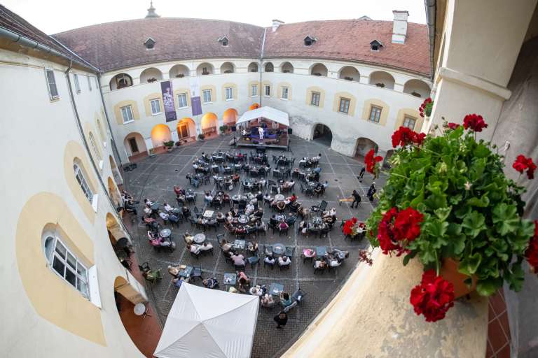 daniel-caccia-&-organ-trio, daniel-caccia, skrito-na-grajskem-dvorišču, soboško-poletje