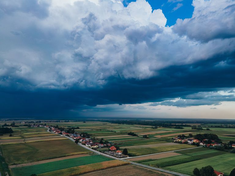 simbolična, nevihta, neurje, vreme, oblačno, oblaki, dron