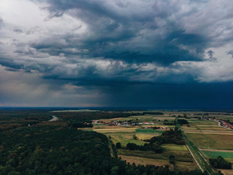 simbolična, nevihta, neurje, vreme, oblačno, oblaki, dron