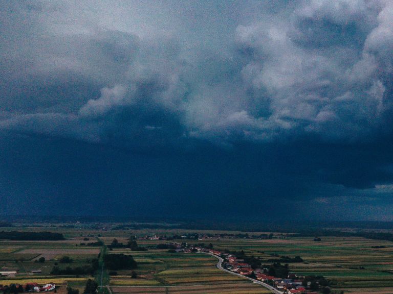 simbolična, nevihta, neurje, vreme, oblačno, oblaki, dron