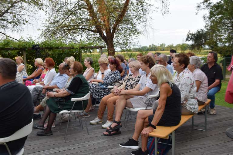 dnevi-poezije-in-vina-2024, petanjci, vrt-spominov-in-tovarištva, vino-art