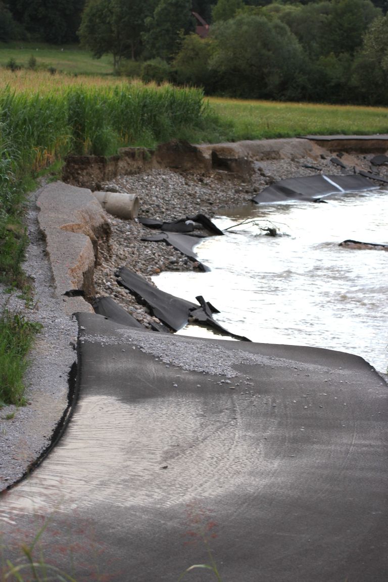 Kolesarska steza  skozi Penk unicena po lanskoletni poplavi zdaj odprta.JPG