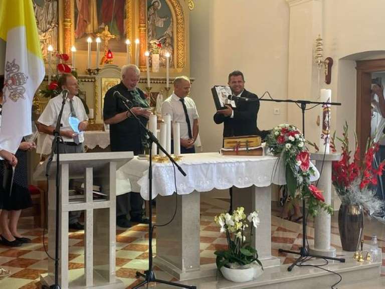 hotiza, župnijska-cerkev-sv.-petra-in-pavla