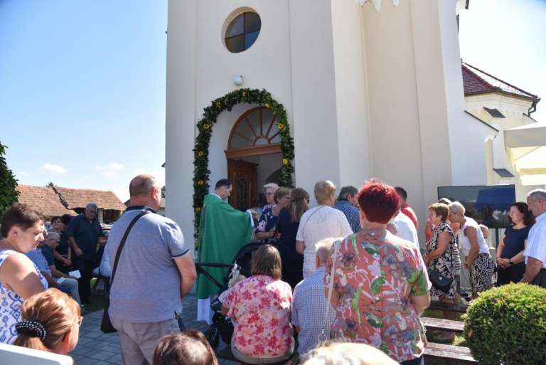 hotiza, župnijska-cerkev-sv.-petra-in-pavla