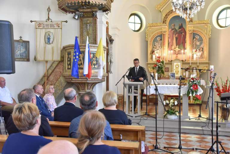 hotiza, župnijska-cerkev-sv.-petra-in-pavla