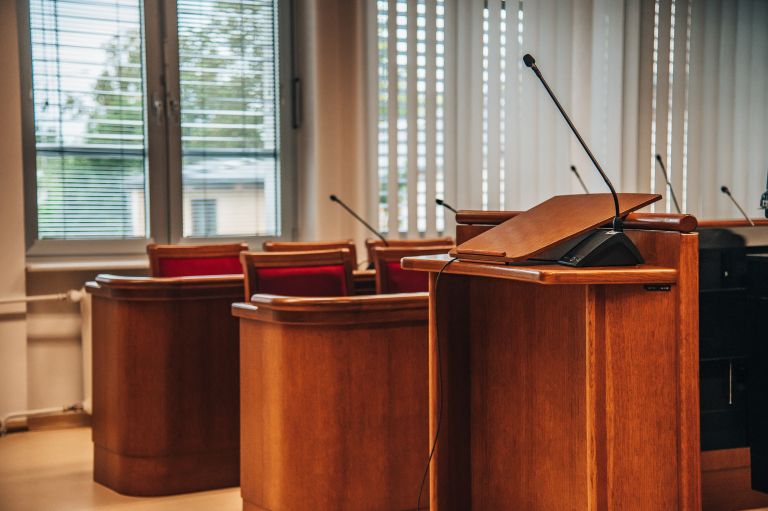 simbolična, sodišče, zatožna-klop, pravosodje