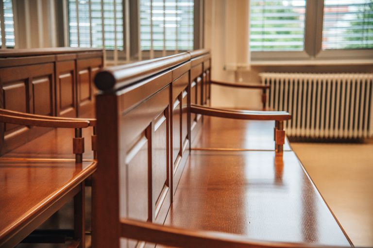 simbolična, sodišče, zatožna-klop, pravosodje