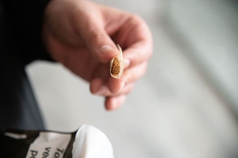 simbolična, tobak, zvijanje-tobaka, cigaret, cigarete, kajenje, rizla, rizle, zavitki