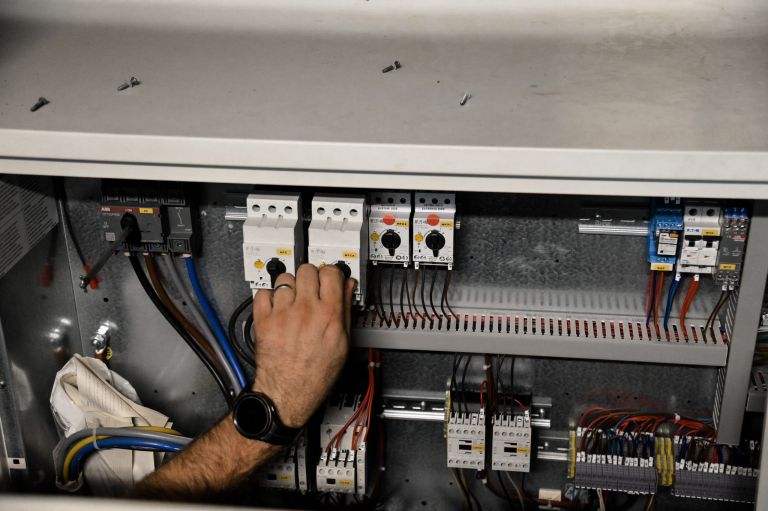 apolis, ogrevanje, sončni-kolektorji, toplotne-črpalke, elektroinštalater