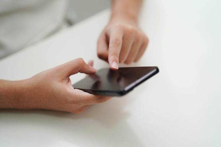 mobilni telefon, najstnik.jpg