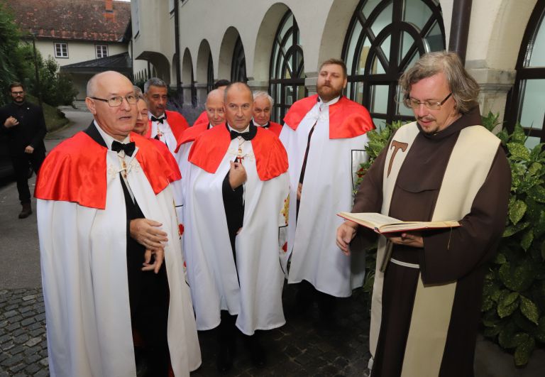 NČ Vitezi Svetega Jurija prihajajo s Koroške v grad Vrbovec  Foto Jože Miklavc     IMG_3381.JPG