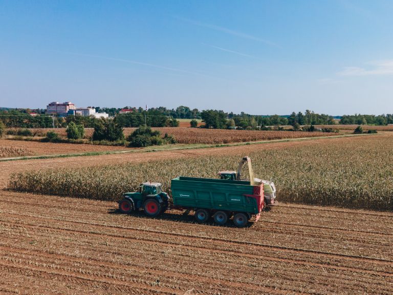 simbolična, žetev, kmetijstvo, dron, traktor, kombanj, polje, koruza