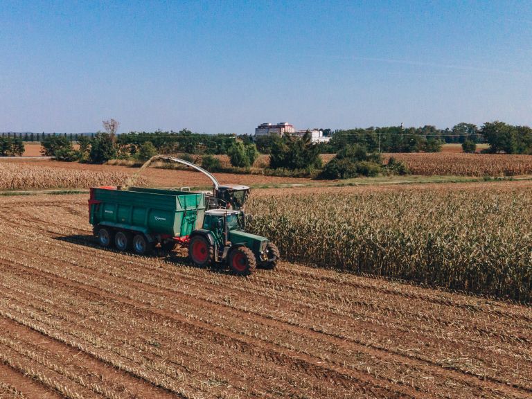 simbolična, žetev, kmetijstvo, dron, traktor, kombanj, polje, koruza