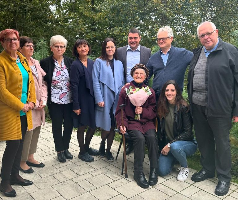 Elizabeta Štravs vsi.jpg