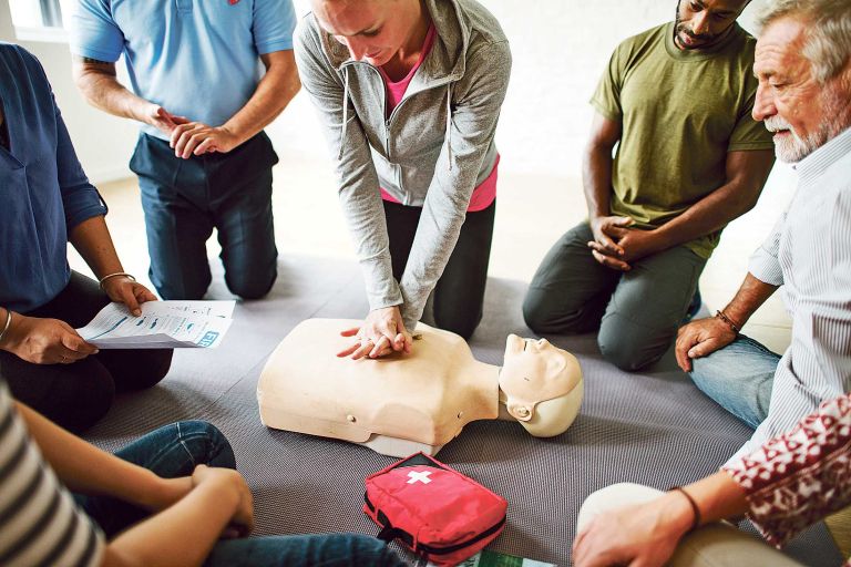 prva-pomoč-group-diverse-people-cpr-training-class.jpg