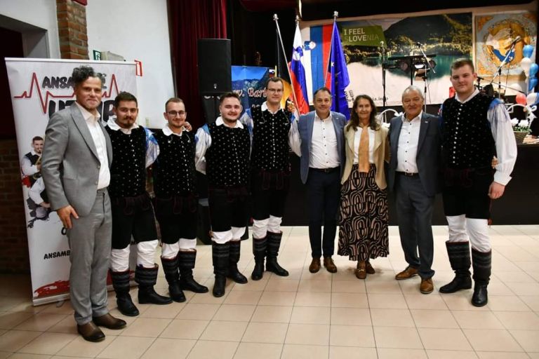 Ansambel Utrip pri slovenskih izseljencih v Belgiji.jpg
