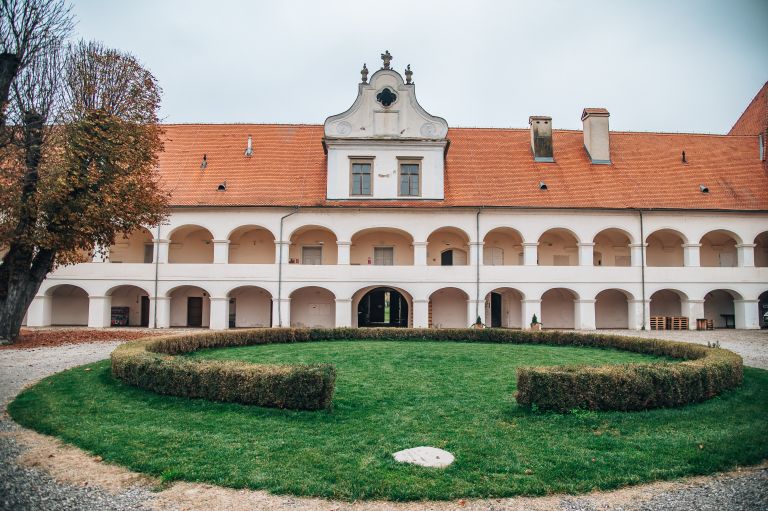 ris-dvorec-rakičan, grad, simbolična