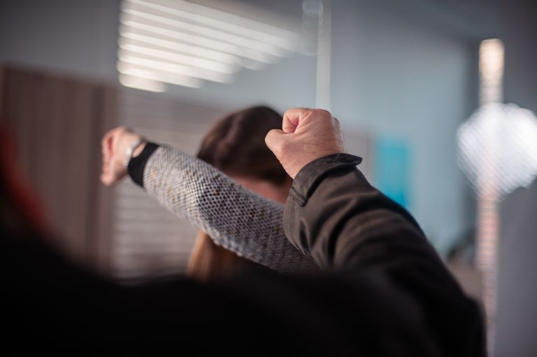 simbolična, nasilje, v-družini, nad-ženskami, fizično, žensko