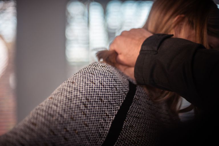 simbolična, nasilje, v-družini, nad-ženskami, fizično, žensko