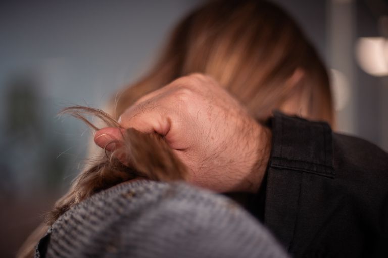 simbolična, nasilje, v-družini, nad-ženskami, fizično, žensko