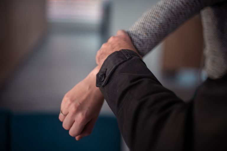 simbolična, nasilje, v-družini, nad-ženskami, fizično, žensko