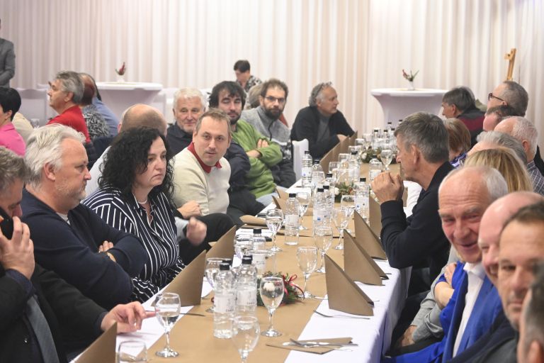 okrogla-miza, restavracija-čarda, branko-grims, jasmina-opec-vöröš, alojz-glavač