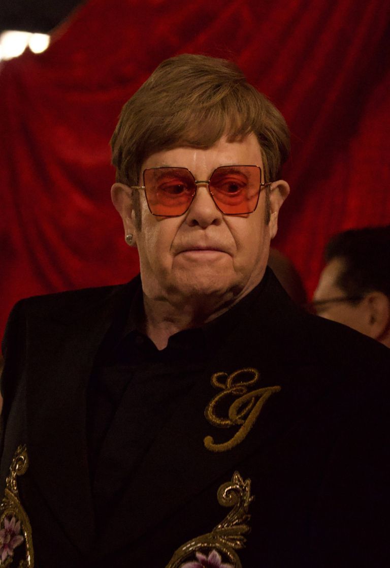 Elton John je vid izgubil zaradi okužbe oči