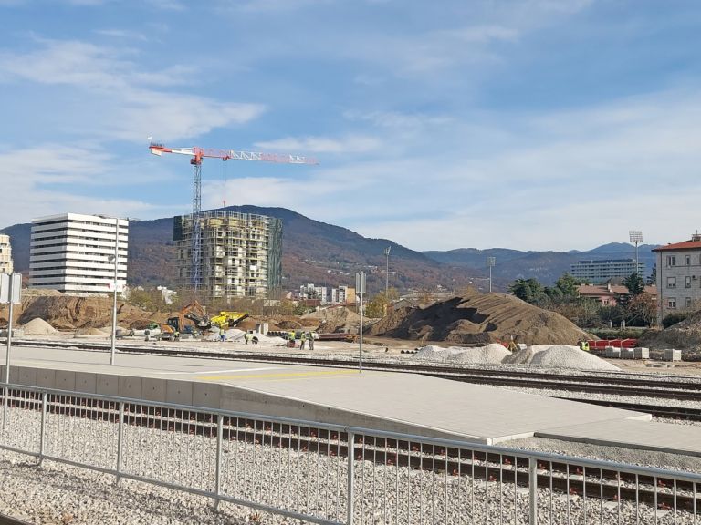 nova gorica zeleznica deponija.jpg