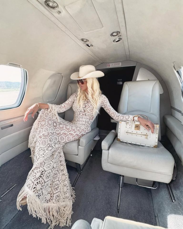 Cecini varnostniki naj bi bili navdušeni nad Jeleno, kar je Ceco zelo razjezilo.