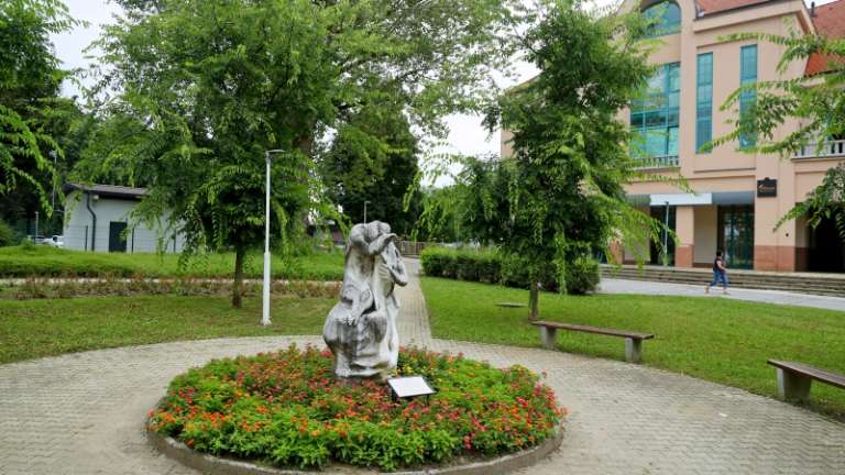 1722858808_cg_kamniti_spomenik_zupanov_park.jpg