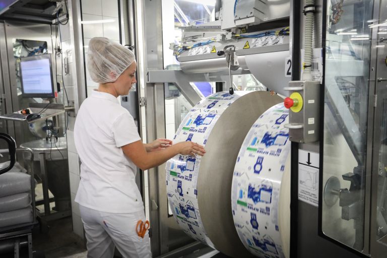 TP-embalaza-tetrapak-v-roli-pred-polnjenjem.jpg