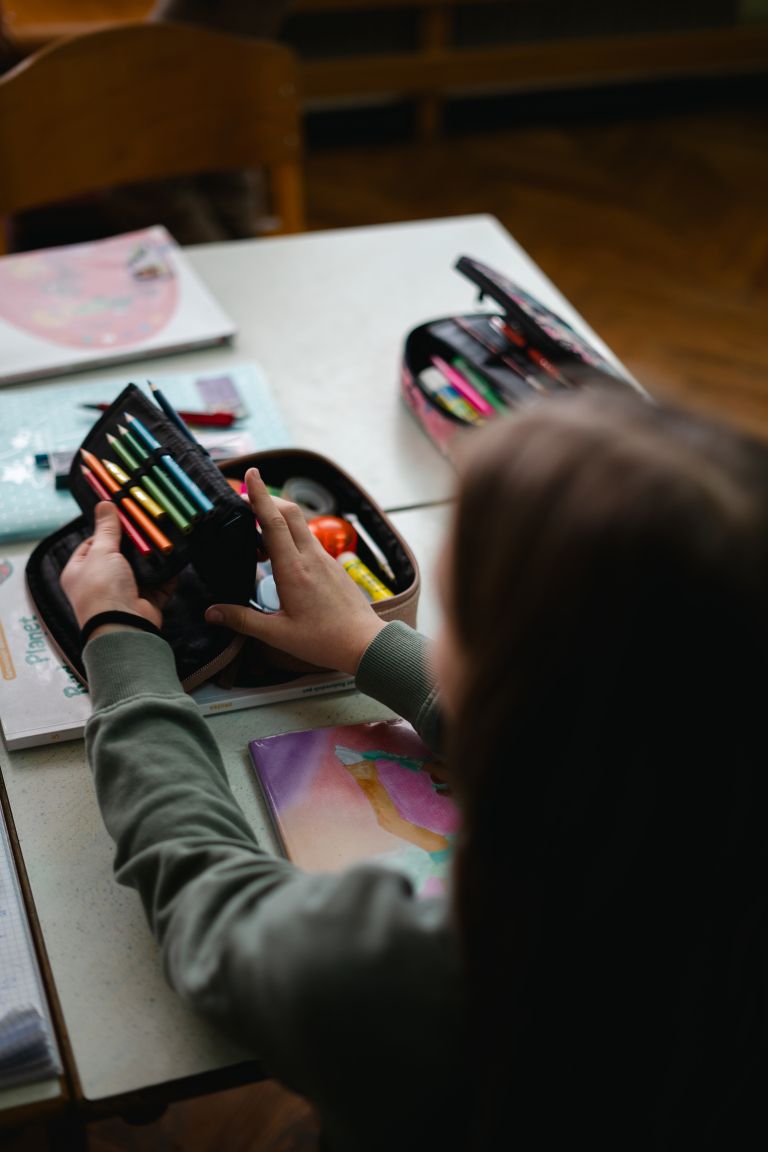 osnovna-sola-krizevci-pri-ljutomeru, osnovnosolci, simbolična, razred, tabla, učenci, zvezek, hodnik