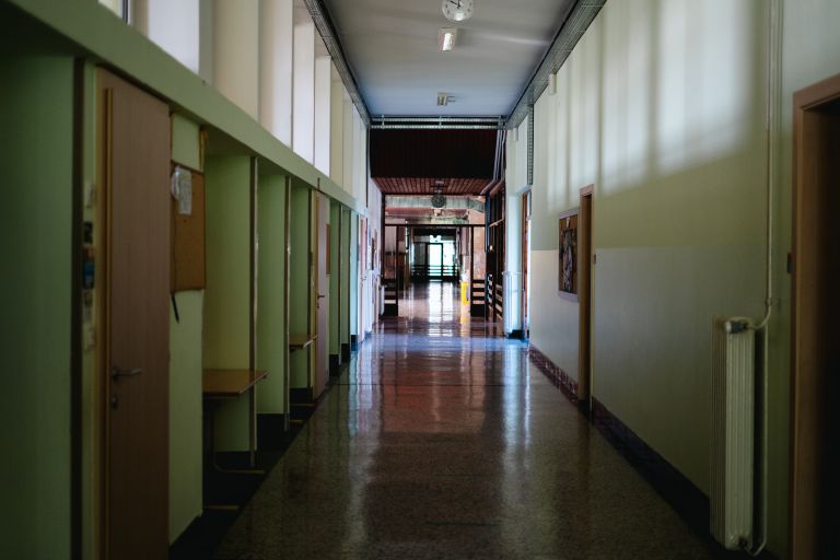 osnovna-sola-krizevci-pri-ljutomeru, osnovnosolci, simbolična, razred, tabla, učenci, zvezek, hodnik