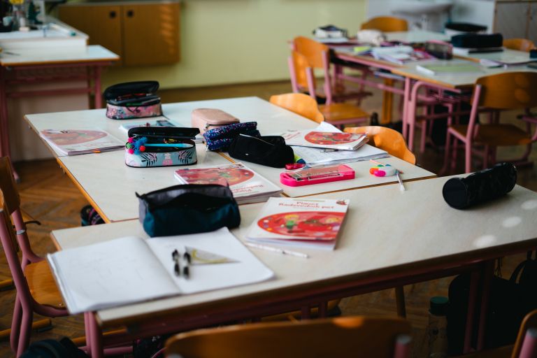 osnovna-sola-krizevci-pri-ljutomeru, osnovnosolci, simbolična, razred, tabla, učenci, zvezek, hodnik